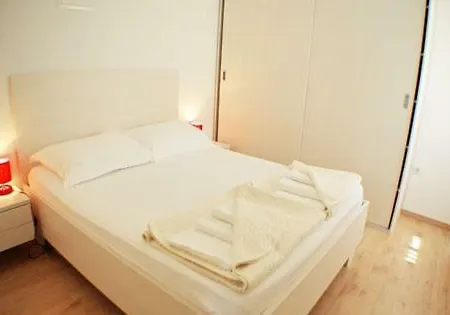 Slanica-vlake 8a Lägenhet Murter